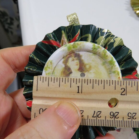 Victorian Christmas 3-D Rosettes large (20) collection - Picture 13 of 16